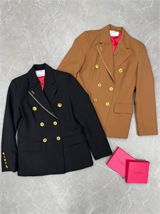 {{productViewItem.photos[photoViewList.activeNavIndex].Alt || productViewItem.photos[photoViewList.activeNavIndex].Description || 'Пиджак Schiaparelli'}}