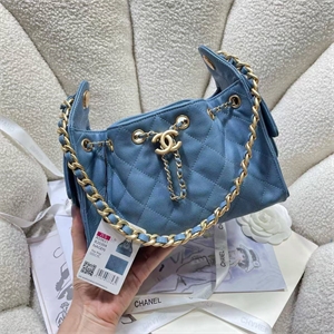 {{productViewItem.photos[photoViewList.activeNavIndex].Alt || productViewItem.photos[photoViewList.activeNavIndex].Description || 'Сумка CHANEL'}}