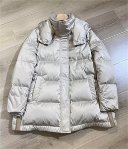 {{productViewItem.photos[photoViewList.activeNavIndex].Alt || productViewItem.photos[photoViewList.activeNavIndex].Description || 'Пуховик LORO PIANA'}}