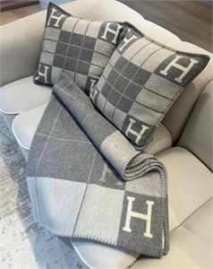 {{productViewItem.photos[photoViewList.activeNavIndex].Alt || productViewItem.photos[photoViewList.activeNavIndex].Description || 'Подушка HERMES'}}