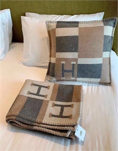 {{productViewItem.photos[photoViewList.activeNavIndex].Alt || productViewItem.photos[photoViewList.activeNavIndex].Description || 'Подушка HERMES'}}