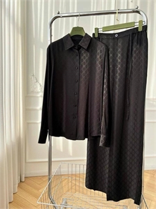 {{productViewItem.photos[photoViewList.activeNavIndex].Alt || productViewItem.photos[photoViewList.activeNavIndex].Description || 'Костюм GUCCI'}}