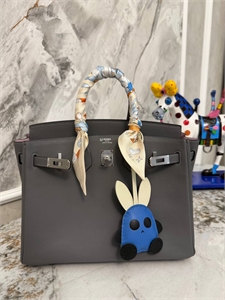 {{productViewItem.photos[photoViewList.activeNavIndex].Alt || productViewItem.photos[photoViewList.activeNavIndex].Description || 'Сумка HERMES'}}