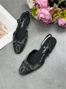 {{productViewItem.photos[photoViewList.activeNavIndex].Alt || productViewItem.photos[photoViewList.activeNavIndex].Description || 'Туфли CHANEL'}}