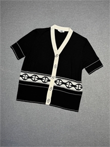 {{productViewItem.photos[photoViewList.activeNavIndex].Alt || productViewItem.photos[photoViewList.activeNavIndex].Description || 'Кофта HERMES'}}