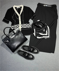 {{productViewItem.photos[photoViewList.activeNavIndex].Alt || productViewItem.photos[photoViewList.activeNavIndex].Description || 'Ботинки HERMES'}}