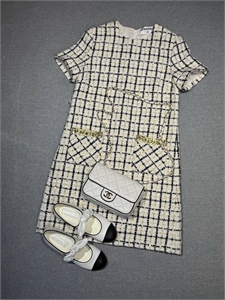 {{productViewItem.photos[photoViewList.activeNavIndex].Alt || productViewItem.photos[photoViewList.activeNavIndex].Description || 'Платье CHANEL'}}