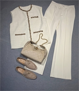 {{productViewItem.photos[photoViewList.activeNavIndex].Alt || productViewItem.photos[photoViewList.activeNavIndex].Description || 'Жилет CHANEL'}}