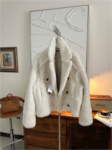 {{productViewItem.photos[photoViewList.activeNavIndex].Alt || productViewItem.photos[photoViewList.activeNavIndex].Description || 'Дубленка BRUNELLO CUCINELLI Двусторонняя'}}