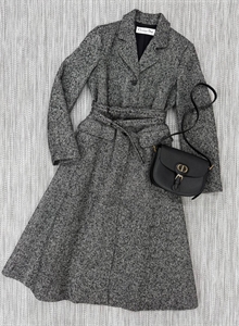 {{productViewItem.photos[photoViewList.activeNavIndex].Alt || productViewItem.photos[photoViewList.activeNavIndex].Description || 'Пальто DIOR'}}