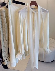 {{productViewItem.photos[photoViewList.activeNavIndex].Alt || productViewItem.photos[photoViewList.activeNavIndex].Description || 'Костюм LORO PIANA'}}
