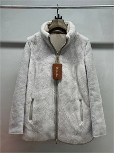 {{productViewItem.photos[photoViewList.activeNavIndex].Alt || productViewItem.photos[photoViewList.activeNavIndex].Description || 'Куртка LORO PIANA Двусторонняя'}}