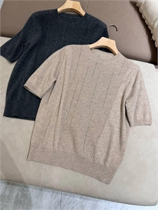 {{productViewItem.photos[photoViewList.activeNavIndex].Alt || productViewItem.photos[photoViewList.activeNavIndex].Description || 'Кофта BRUNELLO CUCINELLI'}}