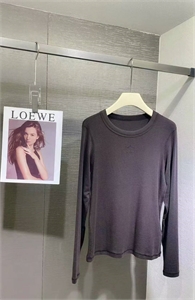 {{productViewItem.photos[photoViewList.activeNavIndex].Alt || productViewItem.photos[photoViewList.activeNavIndex].Description || 'Лонгслив LOEWE'}}