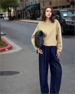 {{productViewItem.photos[photoViewList.activeNavIndex].Alt || productViewItem.photos[photoViewList.activeNavIndex].Description || 'Свитер LORO PIANA'}}