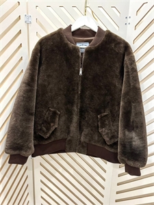 {{productViewItem.photos[photoViewList.activeNavIndex].Alt || productViewItem.photos[photoViewList.activeNavIndex].Description || 'Куртка PRADA Двусторонняя'}}