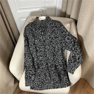 {{productViewItem.photos[photoViewList.activeNavIndex].Alt || productViewItem.photos[photoViewList.activeNavIndex].Description || 'Свитер BRUNELLO CUCINELLI'}}