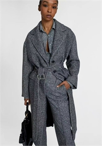 {{productViewItem.photos[photoViewList.activeNavIndex].Alt || productViewItem.photos[photoViewList.activeNavIndex].Description || 'Пальто ERMANO SCERVINO'}}