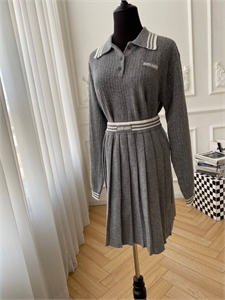 {{productViewItem.photos[photoViewList.activeNavIndex].Alt || productViewItem.photos[photoViewList.activeNavIndex].Description || 'Костюм MIU MIU'}}