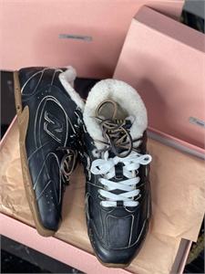 {{productViewItem.photos[photoViewList.activeNavIndex].Alt || productViewItem.photos[photoViewList.activeNavIndex].Description || 'Кроссовки MIU MIU'}}