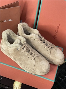 {{productViewItem.photos[photoViewList.activeNavIndex].Alt || productViewItem.photos[photoViewList.activeNavIndex].Description || 'Кеды LORO PIANA'}}