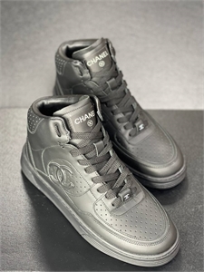 {{productViewItem.photos[photoViewList.activeNavIndex].Alt || productViewItem.photos[photoViewList.activeNavIndex].Description || 'Ботинки CHANEL'}}