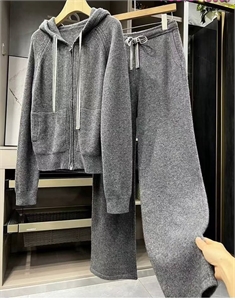 {{productViewItem.photos[photoViewList.activeNavIndex].Alt || productViewItem.photos[photoViewList.activeNavIndex].Description || 'Костюм LORO PIANA'}}