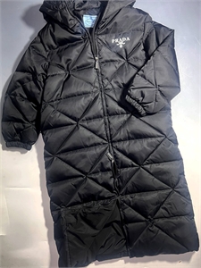 {{productViewItem.photos[photoViewList.activeNavIndex].Alt || productViewItem.photos[photoViewList.activeNavIndex].Description || 'Плащ PRADA'}}