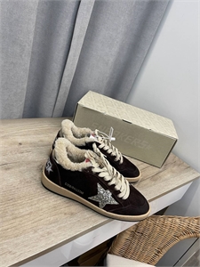 {{productViewItem.photos[photoViewList.activeNavIndex].Alt || productViewItem.photos[photoViewList.activeNavIndex].Description || 'Кеды GOLDEN GOOSE'}}