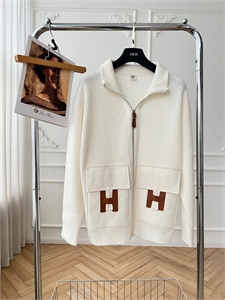 {{productViewItem.photos[photoViewList.activeNavIndex].Alt || productViewItem.photos[photoViewList.activeNavIndex].Description || 'Кардиган HERMES'}}