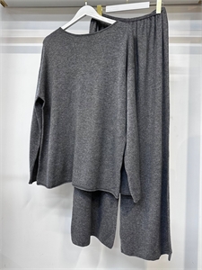 {{productViewItem.photos[photoViewList.activeNavIndex].Alt || productViewItem.photos[photoViewList.activeNavIndex].Description || 'Костюм THE ROW'}}