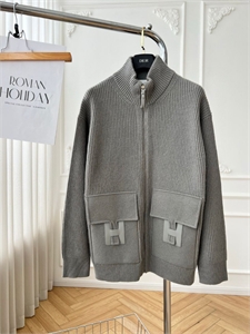 {{productViewItem.photos[photoViewList.activeNavIndex].Alt || productViewItem.photos[photoViewList.activeNavIndex].Description || 'Кардиган HERMES'}}