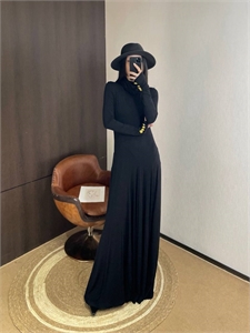 {{productViewItem.photos[photoViewList.activeNavIndex].Alt || productViewItem.photos[photoViewList.activeNavIndex].Description || 'Платье Schiaparelli'}}