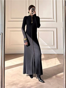 {{productViewItem.photos[photoViewList.activeNavIndex].Alt || productViewItem.photos[photoViewList.activeNavIndex].Description || 'Платье Schiaparelli'}}