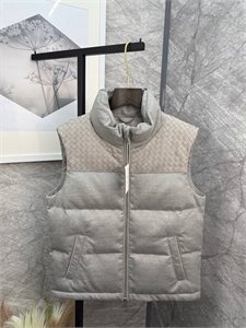 {{productViewItem.photos[photoViewList.activeNavIndex].Alt || productViewItem.photos[photoViewList.activeNavIndex].Description || 'Жилет BOTTEGA VENETA'}}