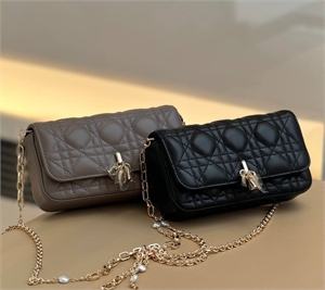 {{productViewItem.photos[photoViewList.activeNavIndex].Alt || productViewItem.photos[photoViewList.activeNavIndex].Description || 'Сумка DIOR'}}