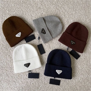 {{productViewItem.photos[photoViewList.activeNavIndex].Alt || productViewItem.photos[photoViewList.activeNavIndex].Description || 'Шапка PRADA'}}