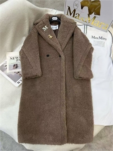 {{productViewItem.photos[photoViewList.activeNavIndex].Alt || productViewItem.photos[photoViewList.activeNavIndex].Description || 'Пальто Max Mara'}}