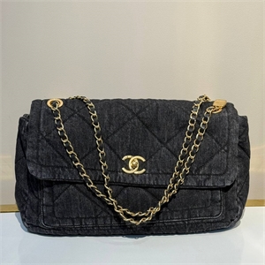 {{productViewItem.photos[photoViewList.activeNavIndex].Alt || productViewItem.photos[photoViewList.activeNavIndex].Description || 'Сумка CHANEL'}}