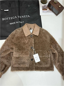 {{productViewItem.photos[photoViewList.activeNavIndex].Alt || productViewItem.photos[photoViewList.activeNavIndex].Description || 'Куртка BOTTEGA VENETA Цигейка'}}