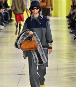 {{productViewItem.photos[photoViewList.activeNavIndex].Alt || productViewItem.photos[photoViewList.activeNavIndex].Description || 'Костюм MIU MIU'}}