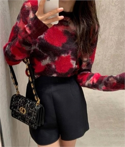 {{productViewItem.photos[photoViewList.activeNavIndex].Alt || productViewItem.photos[photoViewList.activeNavIndex].Description || 'Свитер DIOR'}}