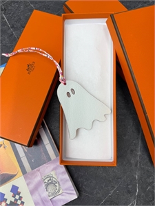 {{productViewItem.photos[photoViewList.activeNavIndex].Alt || productViewItem.photos[photoViewList.activeNavIndex].Description || 'Брелок HERMES'}}