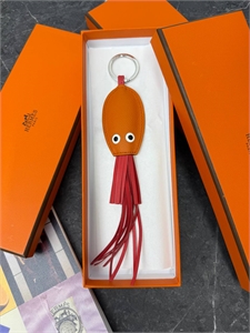 {{productViewItem.photos[photoViewList.activeNavIndex].Alt || productViewItem.photos[photoViewList.activeNavIndex].Description || 'Брелок HERMES'}}