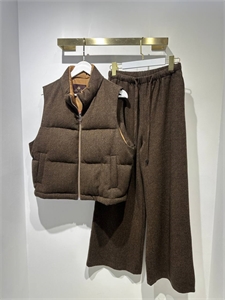 {{productViewItem.photos[photoViewList.activeNavIndex].Alt || productViewItem.photos[photoViewList.activeNavIndex].Description || 'Брюки LORO PIANA'}}