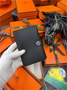 {{productViewItem.photos[photoViewList.activeNavIndex].Alt || productViewItem.photos[photoViewList.activeNavIndex].Description || 'Обложка HERMES'}}