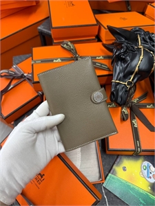 {{productViewItem.photos[photoViewList.activeNavIndex].Alt || productViewItem.photos[photoViewList.activeNavIndex].Description || 'Обложка HERMES'}}