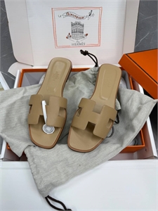 {{productViewItem.photos[photoViewList.activeNavIndex].Alt || productViewItem.photos[photoViewList.activeNavIndex].Description || 'Тапочки HERMES'}}