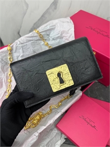 {{productViewItem.photos[photoViewList.activeNavIndex].Alt || productViewItem.photos[photoViewList.activeNavIndex].Description || 'Сумка Schiaparelli'}}