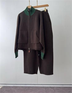 {{productViewItem.photos[photoViewList.activeNavIndex].Alt || productViewItem.photos[photoViewList.activeNavIndex].Description || 'Костюм LORO PIANA'}}